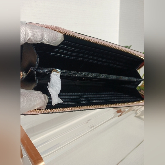 NWT Victoria's Secret - Wallet with Multiple Compartments - Picture 4 of 7